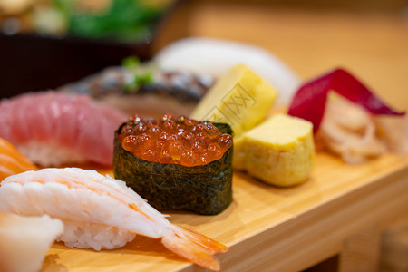 鱼子酱饭团寿司木制的菜单亚洲人带选择焦点的新鲜寿司背景