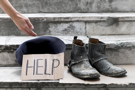 无家可归者乞讨帮助食物悲惨的艰辛图片