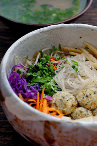 叶子越南自制的素食面汤蔬菜多彩如胡萝卜紫菜卷心竹子草药豆芽腐切片和球美味营养健康的素食碗丰富多彩的早餐图片