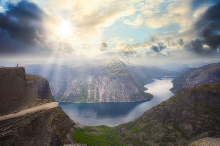 Trolltunga令人惊叹的夏日景色挪威OddaRingedalsvatnet湖的Trolls舌头美丽的风景顶部有徒步旅行者天图片