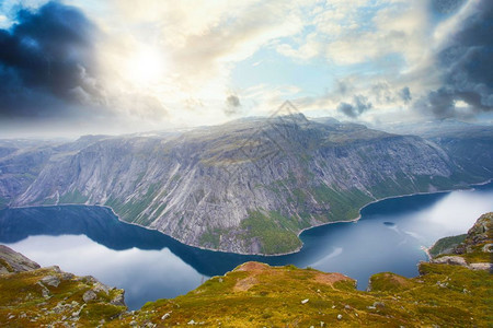 Trolltunga令人惊叹的夏日景色挪威OddaRingedalsvatnet湖的Trolls舌头美丽的风景顶部有徒步旅行者天图片