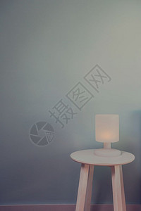 带蓝色墙壁的木桌上灯夜用于文本空间复古效果风格图片最小概念背景纹理现代设计最小概念背景纹理砖现代的办公室图片