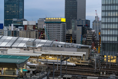 游客东京火车站的轨迹建筑和交通概念从位于市中心城风景及建筑背和运输概念两端的清晨时间阳台天际线速度图片