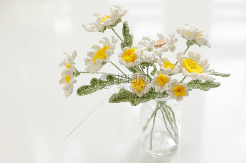白桌上的白色编织雏菊图片
