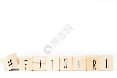 道士打坐带有标签的木块和白色背景中孤立的Fitgirl一词健康的社交媒体概念女人一词健康的社交媒体概念成年人素食主义者打坐背景
