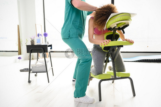 专业的理疗师在水中心为孕妇做按摩高品质照片理疗师在水中心为孕妇做按摩锻炼怀孕图片