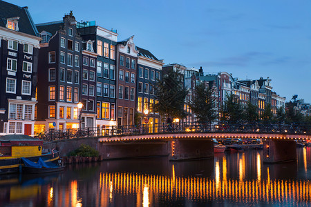 暮历史荷兰阿姆斯特丹运河Singel典型的Dutch房屋和家用船晚上配有美丽的水反光镜荷兰建筑学图片