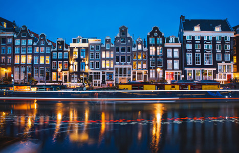 反思建造街道荷兰阿姆斯特丹运河Singel典型的Dutch房屋和家用船晚上配有美丽的水反光镜荷兰图片