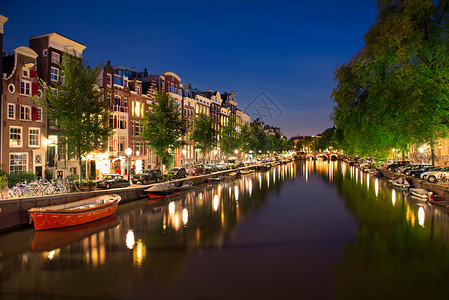 欧洲的街道荷兰阿姆斯特丹运河Singel典型的Dutch房屋和家用船晚上配有美丽的水反光镜荷兰图片
