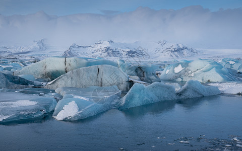旅游路德维希水冰川环礁湖Joekulsarlon的全景和冰山其背是川欧洲岛的冬季图片