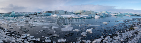 范围景观天冰川环礁湖Joekulsarlon的全景和冰山其背是川欧洲岛的冬季图片