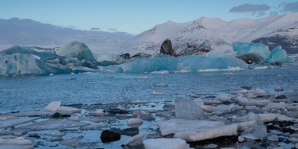 冰川环礁湖Joekulsarlon的全景和冰山其背是川欧洲岛的冬季目地水环境图片