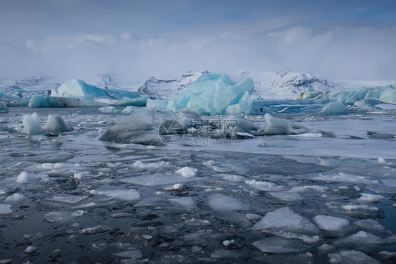 冰川环礁湖Joekulsarlon的全景和冰山其背是川欧洲岛的冬季天美丽图片