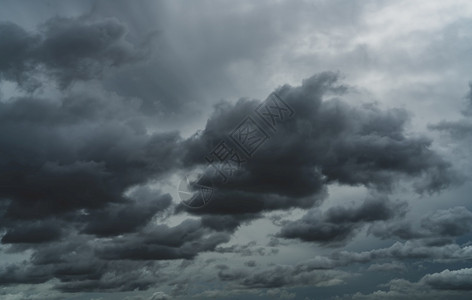 黑色的在雨季下前风云多喜雨天暴风云光彩色的幕荣耀和情绪背景万圣节夜云的背景自然风暴图片