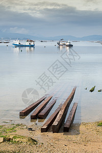拜萨斯蜈蚣科西班牙RiasBaixasGalicia号渔船和贝壳床木林海岸图片