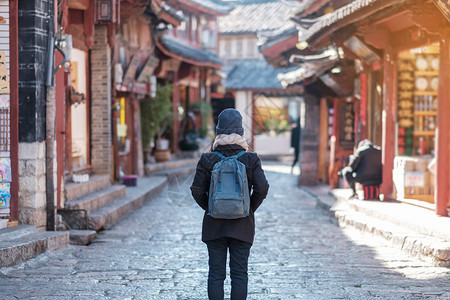 遗产为了灯笼青年女旅行者在李江老城广场街上旅行这是云南利江旅游景点亚洲云南梁江旅游景点的里程碑和流行地点图片