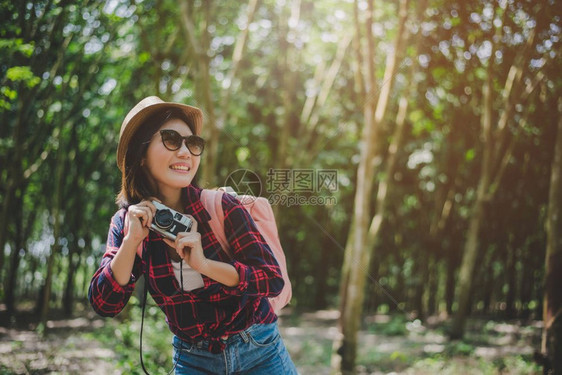 美丽的亚洲女微笑着的生活方式肖像美少女在户外夏季玩得开心与数码摄影机一起拍数字相机影师Histster风格观和Solo女主题之旅图片
