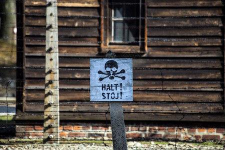 奥斯威辛波兰2019年3月2日在奥斯维辛比克瑙集中营停止的标志警告奥斯威辛波兰2019年3月2日历史的细节战争图片