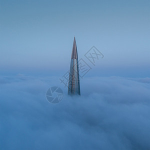 摩天大楼顶端的部在城市雾上方的摩天大楼顶部季节建筑学天际线图片