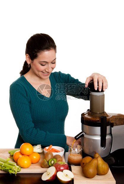 自然厨房的漂亮女人利用果汁机在厨房里制造新鲜的压缩有机果汁美丽的女孩图片