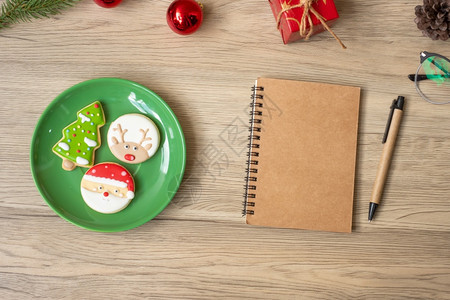 拳击空白笔记本黑色圣诞饼干和木桌纸笔顶视图和复制空间Xmas新年快乐目标决议清单战略和计划概念新的帕努瓦图片