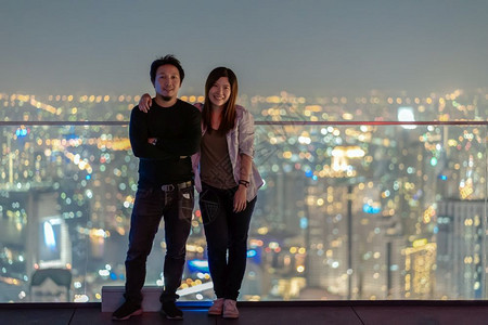 夜里站在屋顶上市风背景情人和卡伦丁假日概念低光的模糊照片上站立在Bangkok现代大楼上的浪漫情侣城市的外部假期图片