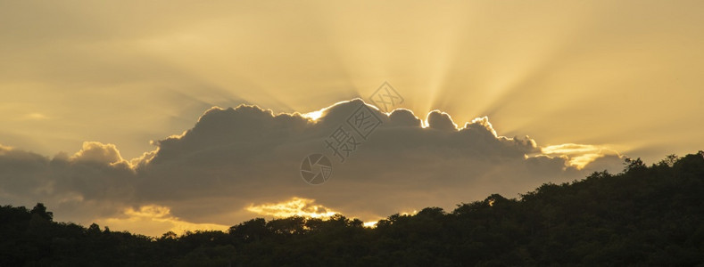 景观色闪耀的黎明戏剧般天空日落时美丽的黄昏金色风景充满活力的天空美丽月光景照亮的全灿烂黎明多云谷图片