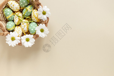 绿色装饰带复活节彩蛋顶视图篮分辨率和高品质美丽照片带有复活节彩蛋的顶视图篮高品质美丽照片概念季节图片
