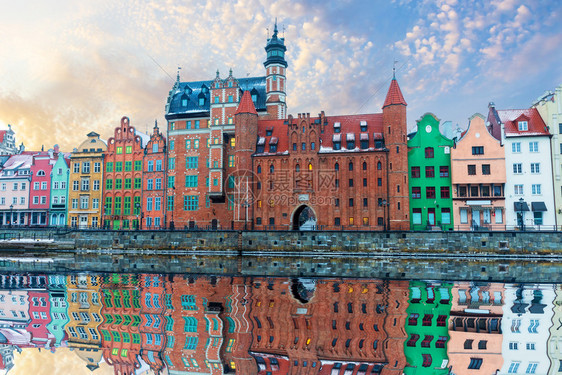 历史地标户外波兰莫特拉瓦河畔格但斯克色彩缤纷的建筑波兰莫特拉瓦河畔格但斯克色彩缤纷的建筑图片