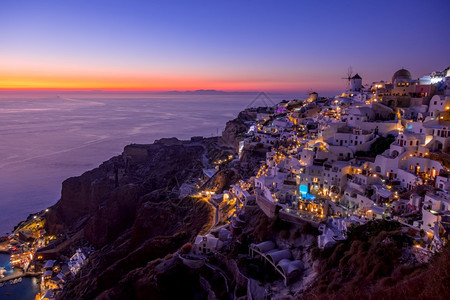 欧洲圣托里尼蒂拉岛白房和屋顶希腊色房和顶位于Thira岛之夜傍晚开始的清晨天空早期图片