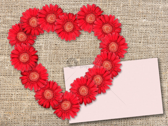 纤维空白的卡片红花布束成心形在纺织背景上挂有贺卡的红花包关闭工作室摄影图片