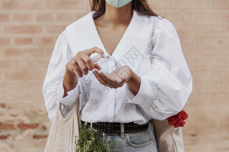 亚洲人使用洗手剂面罩遮脸的前视妇女人凝胶图片