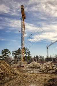 天空与起重机和建筑物垂直视图一起在建筑工地作程图片