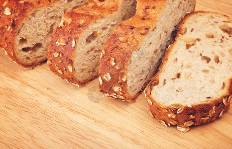 早餐健康食物用燕麦和坚果切整片全谷物面包在切开板上用燕麦和坚果图片