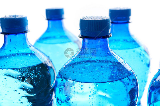 环境新鲜矿泉水概念冷湿的瓶子在特闭时以白色背景用矿泉水制成白底自然饮料图片