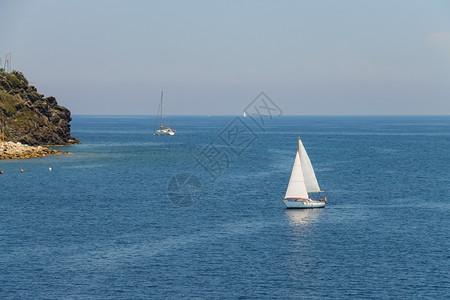 旅游海洋在意大利托斯卡纳Elba岛的Tyrrhenian海游艇运动图片