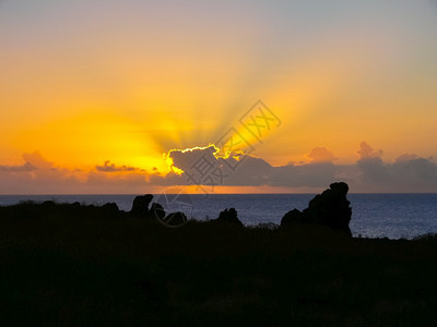 夏天复活节岛上的日落海洋中的颜色复活节岛上的日落海洋中的颜色云结石图片