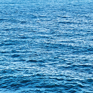 深的蓝色海面有小波背景质地干净的图片