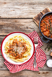 马卡罗尼面食配上经典意大利香饭炖菜上面洒满了帕米桑奶酪尔马干厨房白色的图片