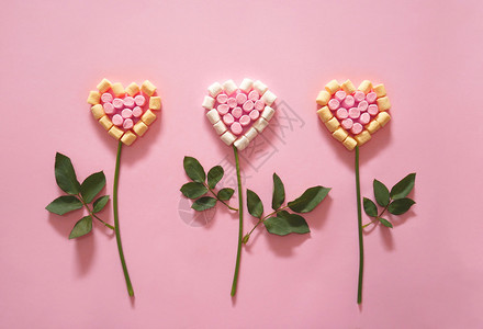 盛开美丽的粉红色背景爱概念中的迷你棉花糖心脏形状花朵新鲜图片