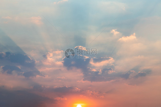 抽象的美丽日落天空在云层上方有光辉闪耀的月美丽明亮的日落景观地平线温暖颜色复制空间黄的气图片