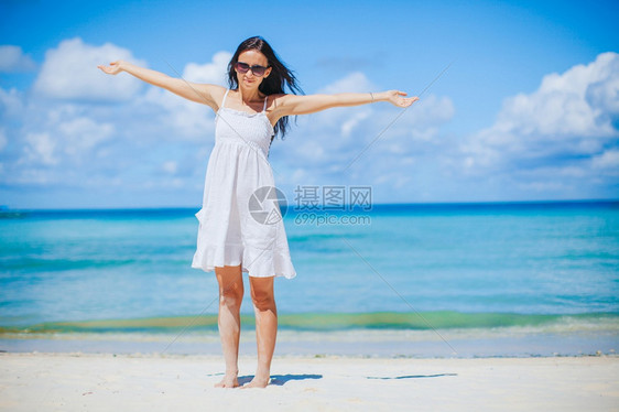 热带海滩上白色沙的年轻美女假期蓝色的旅行图片