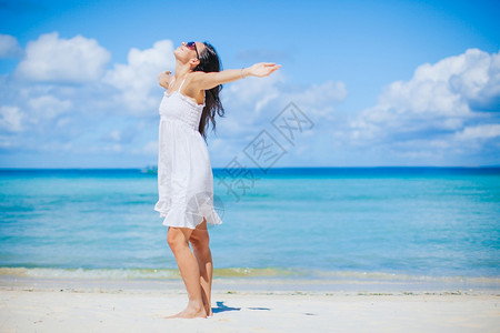 太阳镜热带海滩上白色沙的年轻美女夏天海岸图片