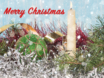 白蜡烛和绿色圣诞舞会在新年树枝中欢庆仪式的雪边框里写着歌词祝贺派对分支图片