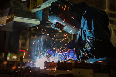 建造工人在汽车厂焊接部分工业的制造图片