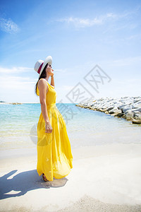 岛身着黄色衣服在夏日Vacaitton海滩轻松放的美丽亚洲年轻女明亮的漂图片