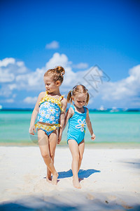 可爱的小女孩在海滩上可爱的小女孩在海滩上玩得开心女儿假期热带图片
