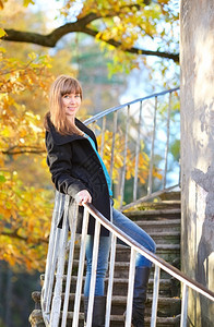秋天公园塔楼梯上的漂亮女孩感自然倾斜图片