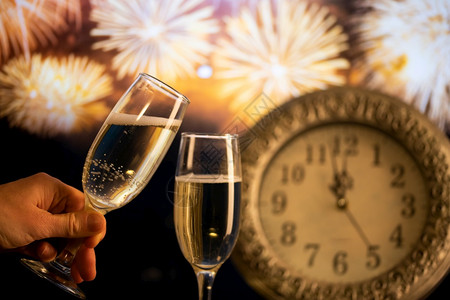 香槟杯午夜时钟和烟花新年庆典的爆炸图片