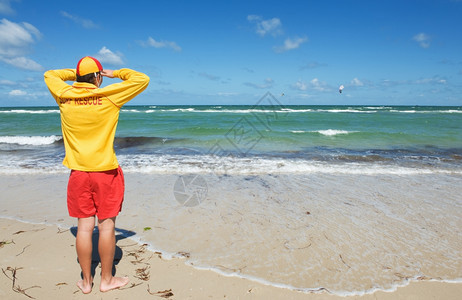 年轻男救生员看向海滩图片
